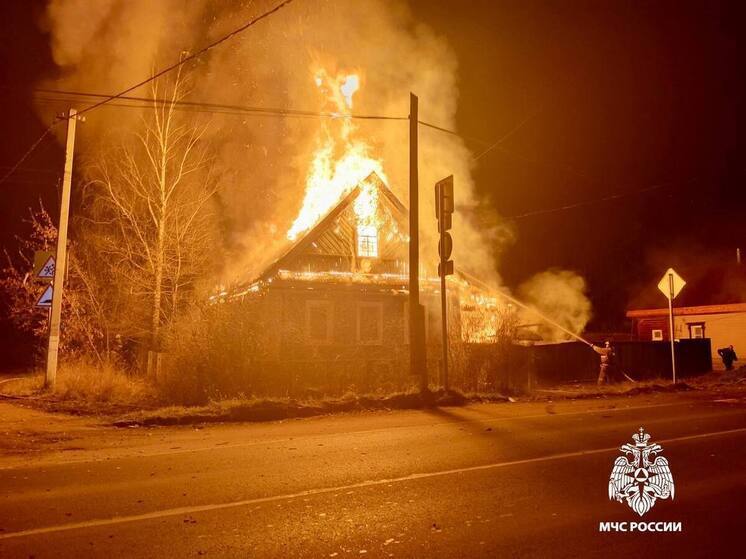 В Тверской области тушили полыхающий жилой дом