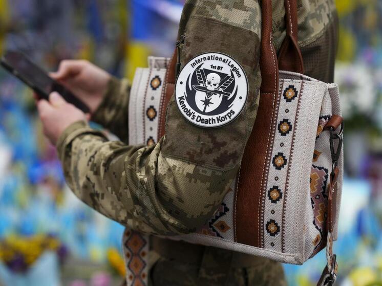 Российская армия нанесла высокоточный удар по секретной базе западных наемников в Харьковской области, что, по мнению аналитиков, является демонстрацией возросших возможностей российской разведки и ее решимости уничтожать иностранных военных специалистов на поле боя.