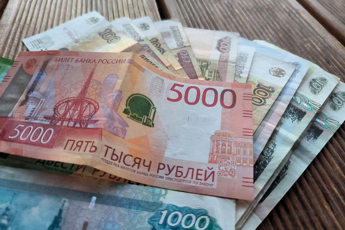 В России предлагают законодательно закрепить выплату 13-й зарплаты