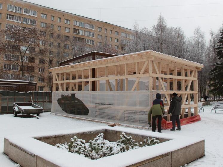 Во временный «гроб»: в Архангельске над танком Mark V возводят купол