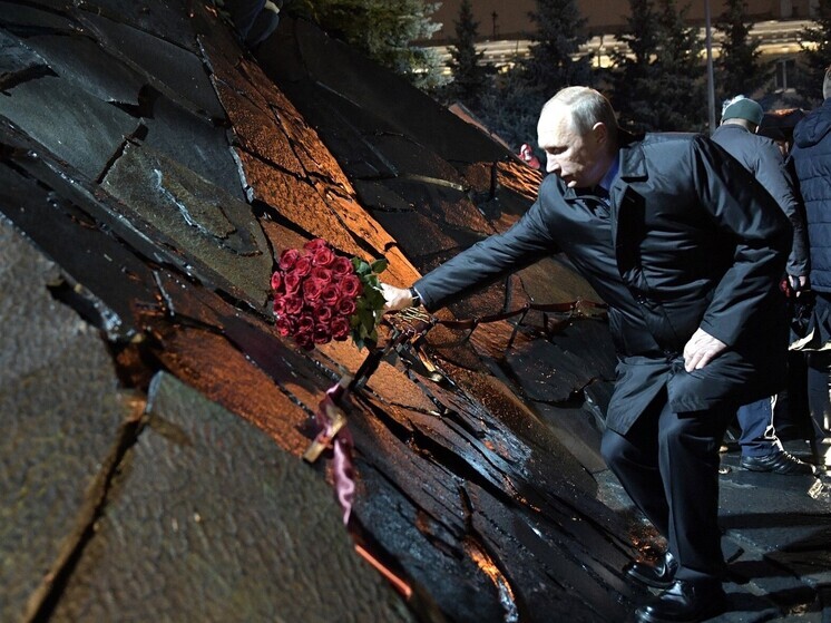 «Ленин жил, Ленин жив, Ленин будет жить» - гласит один из самых раскрученных лозунгов советской эпохи