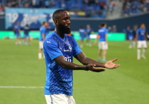 31-летний камерунский вингер московского «Динамо» Муми Нгамалё оказался в центре громкого скандала, затронувшего не только его личную жизнь, но и спортивную репутацию. Всё началось с публикации 25-летней российской блогерши Ники Черемисиновой, известной как Nikki Seey, — её аккаунт насчитывает около полумиллиона подписчиков, и она активно делится контентом о моде, путешествиях и отношениях. С футболистом она начала встречаться этим летом. Но 9 ноября обвинила его в измене.