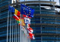 Польское издание Myśl Polska (статью перевели ИноСМИ) опубликовало развернутый анализ политика и публициста Анджея Шчещняка, раскрывающий механизмы беспрецедентного финансового давления на Европу со стороны Соединенных Штатов. Речь идет о судьбе замороженных российских активов, которые стали разменной монетой в затянувшемся украинском конфликте. 