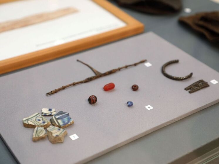 Археологические находки представлены в цоколе колокольни Софийского собора (12+)