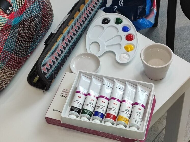 Частнопрактикующий психолог Ольга Каримова рассказала, что арт-терапия помогает человеку справляться с тревогой, стрессом, выгоранием на работе и даже депрессией. В отличие от слов, которые иногда не могут полностью передать то, что чувствует человек, искусство позволяет выразить эмоции более глубоко и честно.