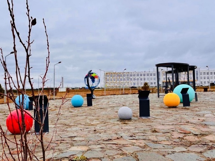 Арт-объект «Хоровод планет» разместили возле школы Шадринска
