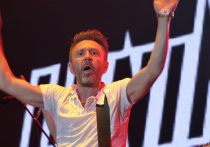 Меньше чем через год после полноформатного альбома «Синяя богиня» под маркой группы «Ленинград» вышло шесть новых песен, объединенных в EP «Поролоновая свадьба»