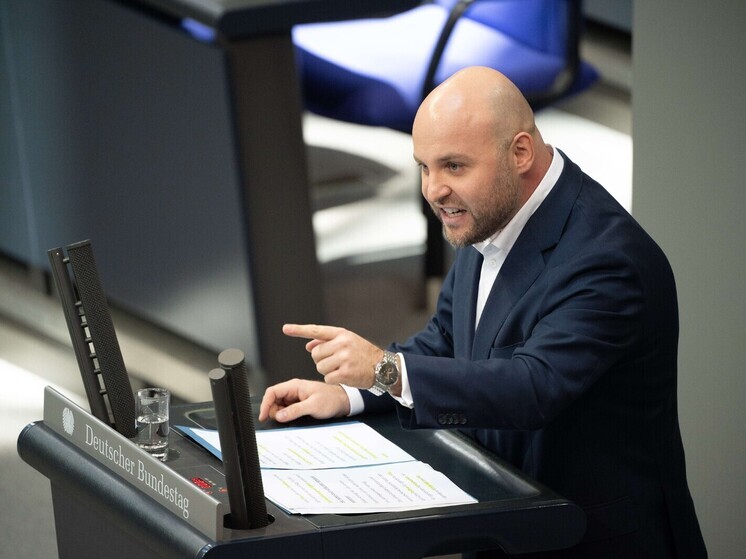 В германском политическом пространстве вновь разгорелась острая дискуссия относительно отношений с Россией, вышедшая далеко за рамки обычных парламентских дебатов. Об этом пишет немецкая Die Welt (статью перевели ИноСМИ).