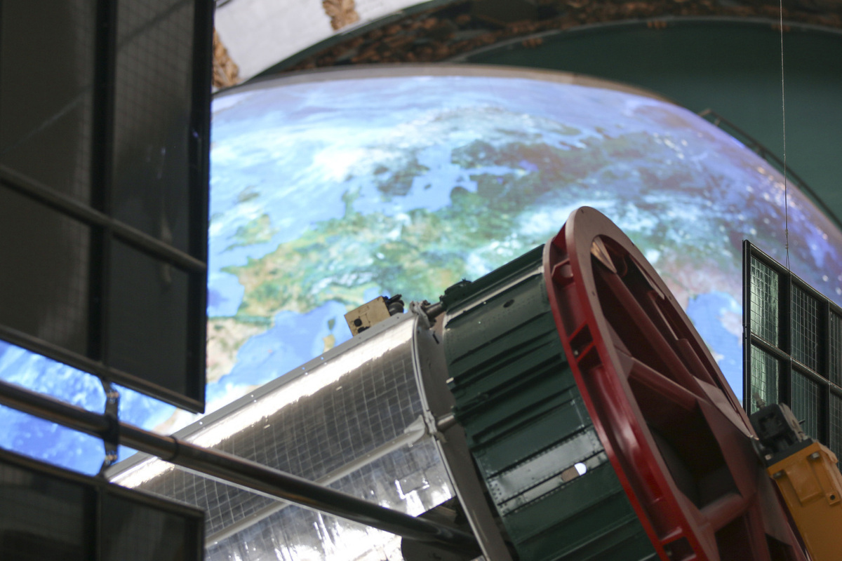 В Новгородской области фрагмент метеорита пробил крышу дома