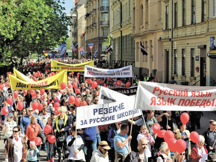 «Неруна криевиски», что значит «не говорите по-русски», — требование, которое сегодня слышат в Латвии многие русскоязычные
