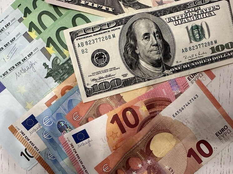 Жителям Хакасии рассказали, когда выгоднее покупать доллары и евро