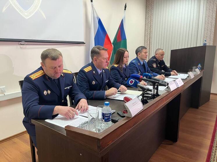 В Верховный суд Бурятии направлено уголовное дело, все основные фигуранты которого уже мертвы. Обвиняемый — 40-летний бывший сотрудник правоохранительных органов, застреливший троих человек, а потом и себя; его жертвы — Сэсэг Буинова, Станислав Норбоев и давний знакомый — также погибли. Несмотря на это, судебный процесс состоится. 