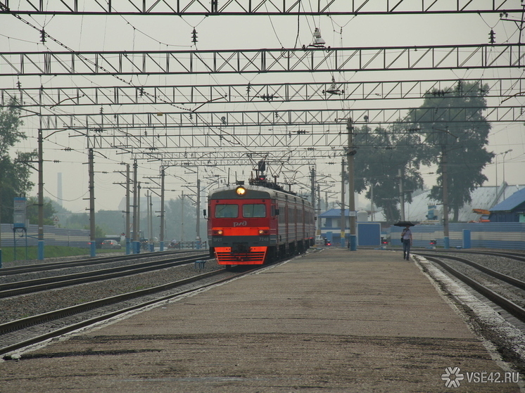 Житель Кузбасса получил серьезные повреждения в результате столкновения с поездом