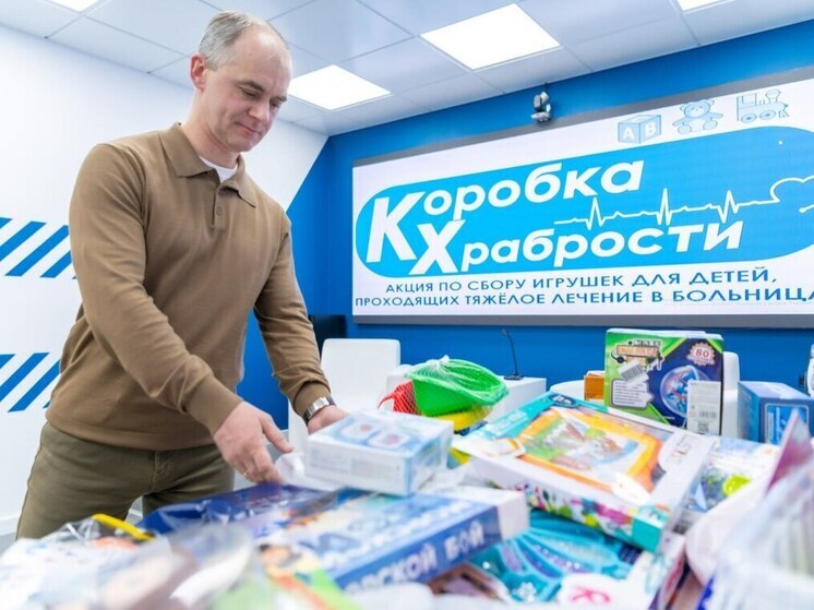 Глава Салехарда положил в «Коробку храбрости» подарки для маленьких пациентов больниц