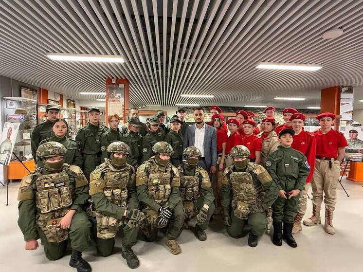 Участник «Героев Ямала» в Салехарде пообщался с курсантами «ВОИНА» и юнармейцами