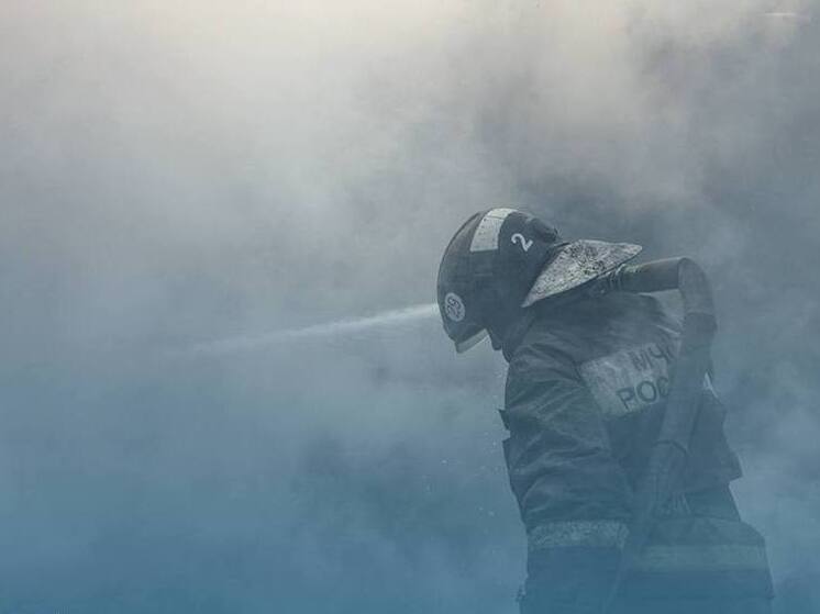 На площади 1 тысяч кв.м. горит административное здание в Новосибирске