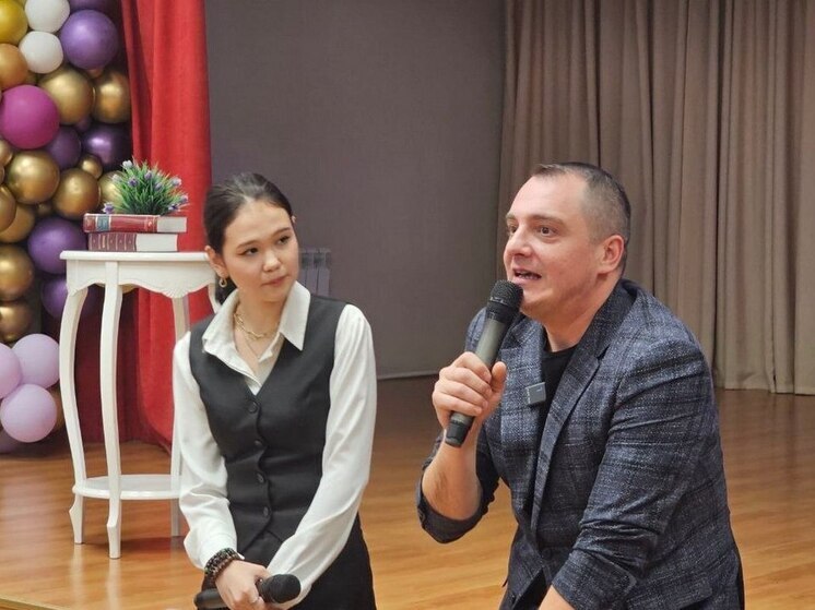 В Улан-Удэ Кисель из сериалов про «Универ» учил гимназистов любить классику литературы