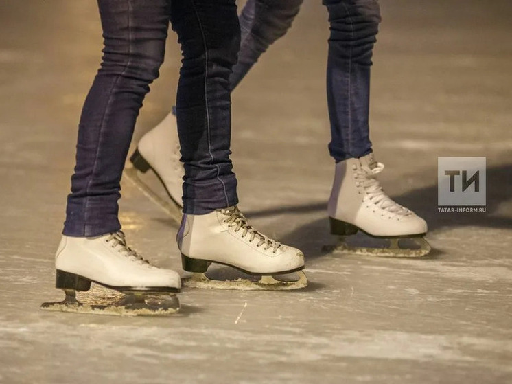 Катки для массового катания начали заливать в Казани