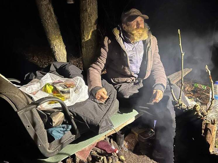 74-летний житель Курска отказывается покидать лес, несмотря на помощь