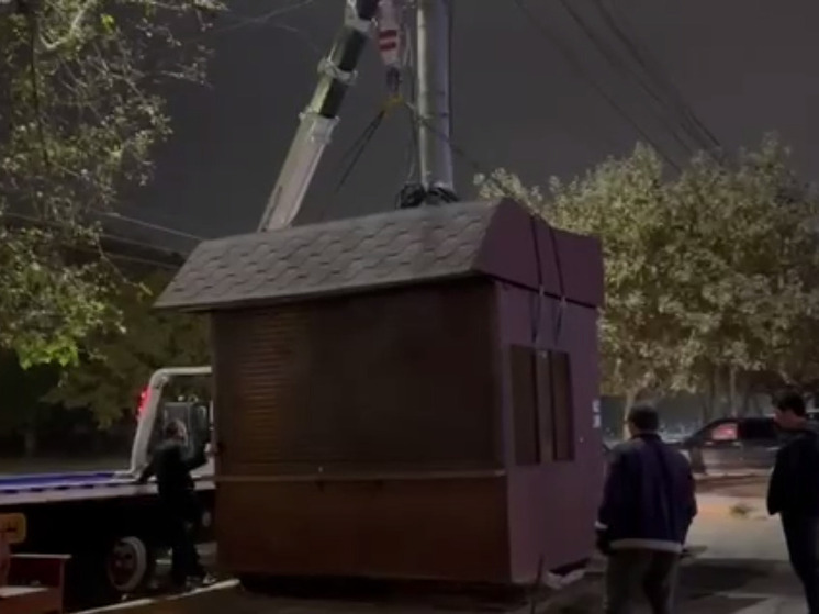 С проспекта И. Шамиля вывезли несанкционированный торговый павильон