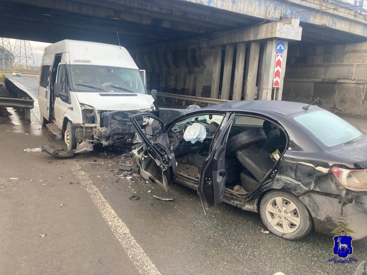 Два человека погибли в ДТП с микроавтобусом и легковушкой в Тольятти
