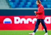 СМИ сообщают, что Валерий Карпин может быть уволен с поста главного тренера «Динамо» уже 12 ноября — в день матча сборной России против Перу. Карпин ранее подтвердил, что его основной контракт — со сборной, а работа в клубе — совмещение. По данным экс-пресс-секретаря «Динамо» Константина Алексеева, на смену Карпину рассматривают Станислава Черчесова, несмотря на его действующий контракт с «Ахматом», а также Ролана Гусева, уже показавшего хороший результат летом.