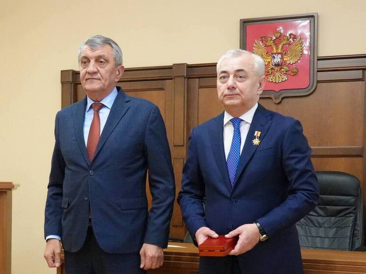 Сергей Меняйло присвоил звание «Герой труда Осетии» председателю Совета судей республики Беку Магометову