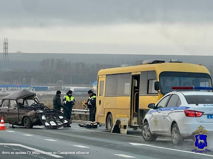 Рейсовый автобус и «семерка» столкнулись в Самарской области, погиб человек