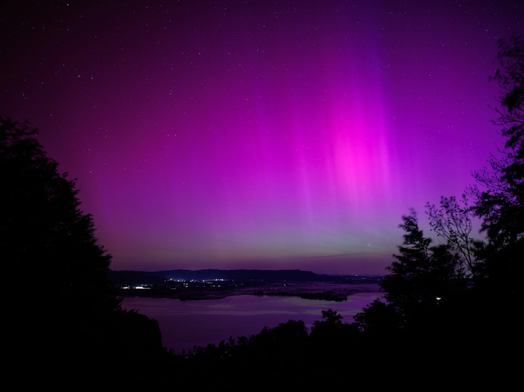 Мощный геомагнитный шторм стал причиной полярных сияний в европейской части РФ