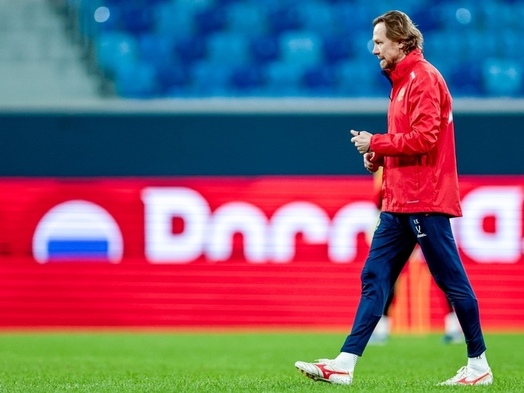 СМИ сообщают, что Валерий Карпин может быть уволен с поста главного тренера «Динамо» уже 12 ноября — в день матча сборной России против Перу. Карпин ранее подтвердил, что его основной контракт — со сборной, а работа в клубе — совмещение. По данным экс-пресс-секретаря «Динамо» Константина Алексеева, на смену Карпину рассматривают Станислава Черчесова, несмотря на его действующий контракт с «Ахматом», а также Ролана Гусева, уже показавшего хороший результат летом.