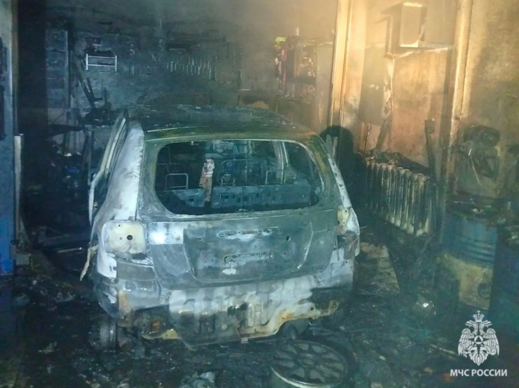 В Старой Руссе пожарные вынесли из горящего гаража огнеопасные баллоны