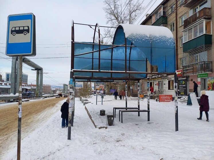 Читинка показала разбитую остановку в центре города