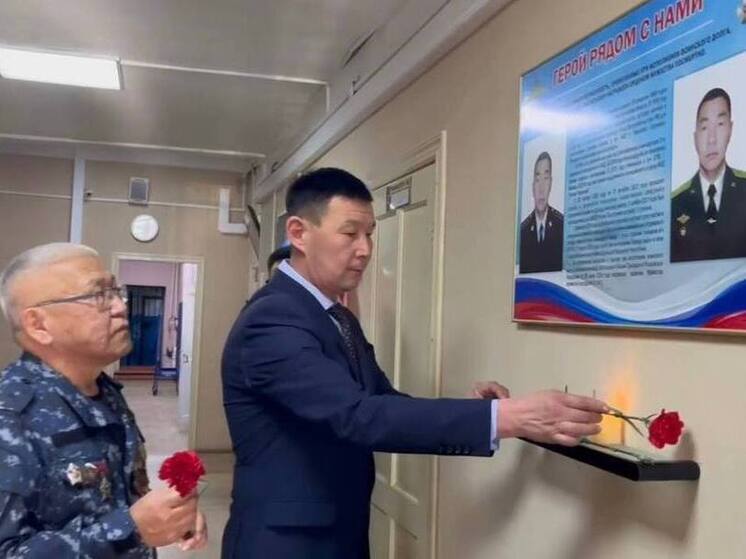 Мемориальный стенд в честь погибшего бойца СВО открыли в Дульдурге