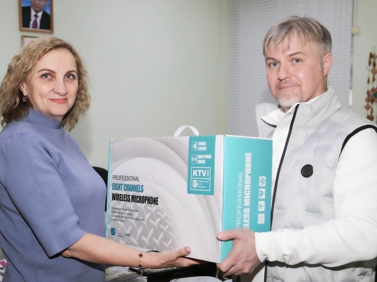 Псковский ансамбль «Уграда» получил в подарок профессиональное оборудование от петербургского поэта