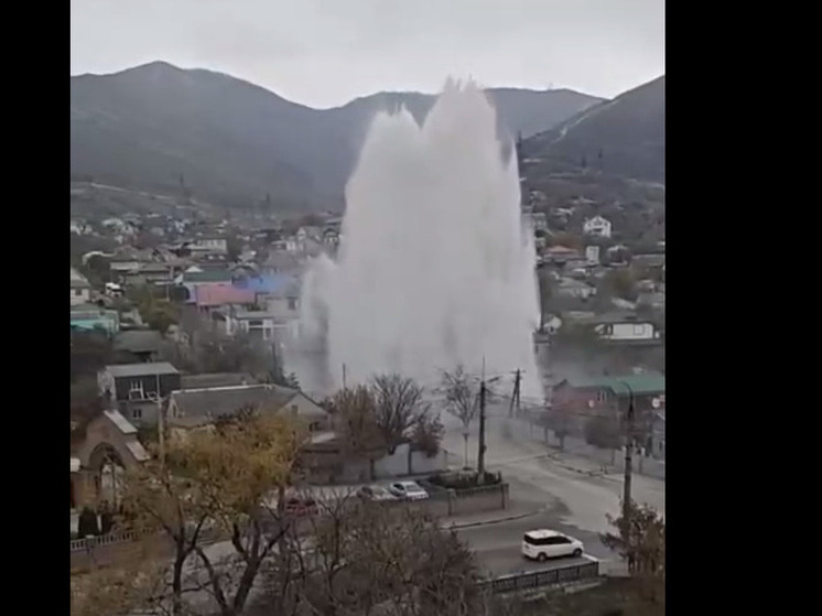 Мощный фонтан прорвал асфальт в Новороссийске из-за аварии на водоводе