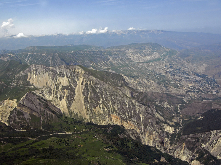 Спасатели начали эвакуацию группы туристов, провалившихся в ущелье Карачаево-Черкесии