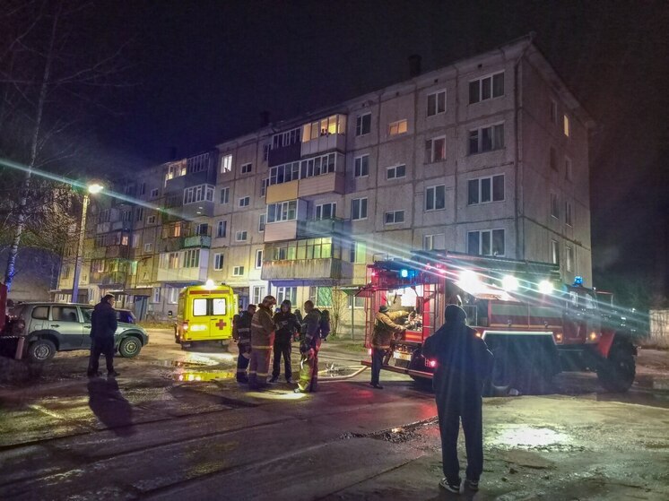 В Октябрьском пожарные спасли пожилую пару из горящей квартиры