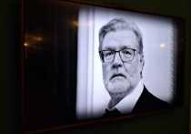 Утром 12 ноября в Москве началась церемония прощания с выдающимся актером Театра имени Вахтангова Владимиром Симоновым, скончавшимся 8 ноября. Несмотря на дождливую и прохладную погоду, у стен театра собралось множество людей, желающих отдать последний долг артисту. Собравшиеся без задержек заходят в здание, где организовано прощание.