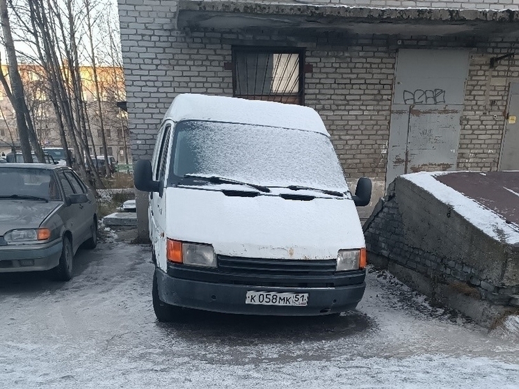 В Ковдоре ищут владельца автомобиля, брошенного у дома №2