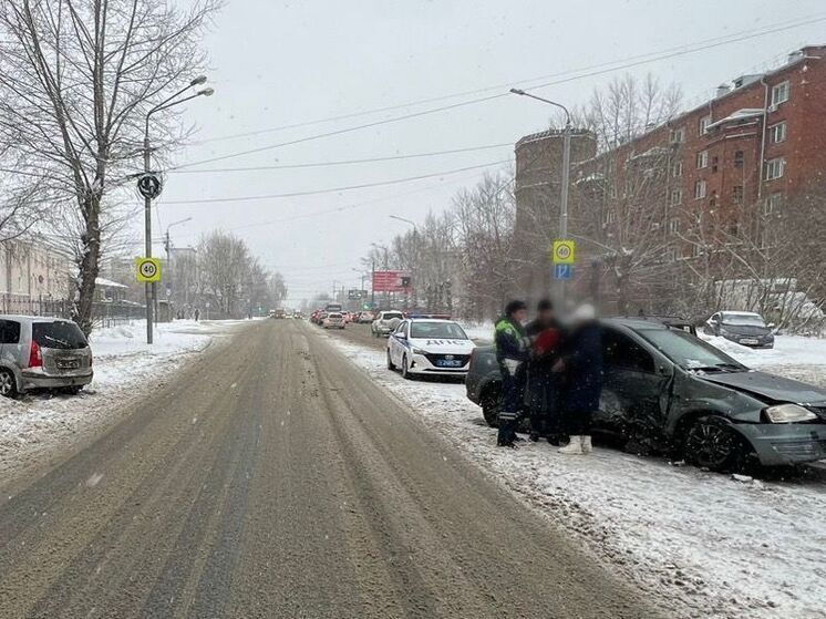 В Томске водитель «Рено Логана» спровоцировал ДТП при развороте