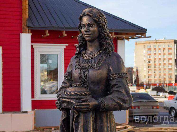 Приезжающих на вокзал в Вологде встречает бронзовая скульптура «С хлебом и солью»
