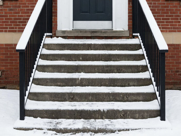 Первый снег обернулся травмой: жительница Нижневартовска требует компенсацию от УК