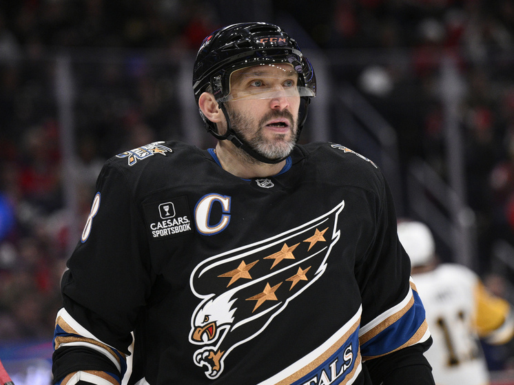 Единственным автором заброшенной шайбы среди наших соотечественников в минувший игровой день в НХЛ стал тот, кому это положено по статусу, – рекордсмен мира по голам в регулярных чемпионатах, форвард и лидер «Вашингтон Кэпиталс» Александр Овечкин