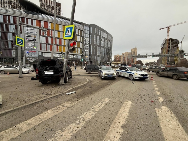 Погиб водитель, влетевший в светофор в Екатеринбурге