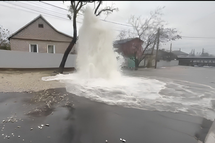 На Пограничной в Новороссийске прорвало водовод