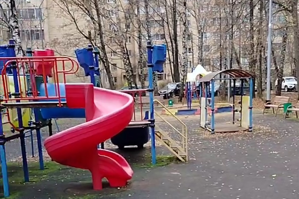 V Krasnojarskem okraju štiriletni deček umrl v nesreči s snežnim skuterjem