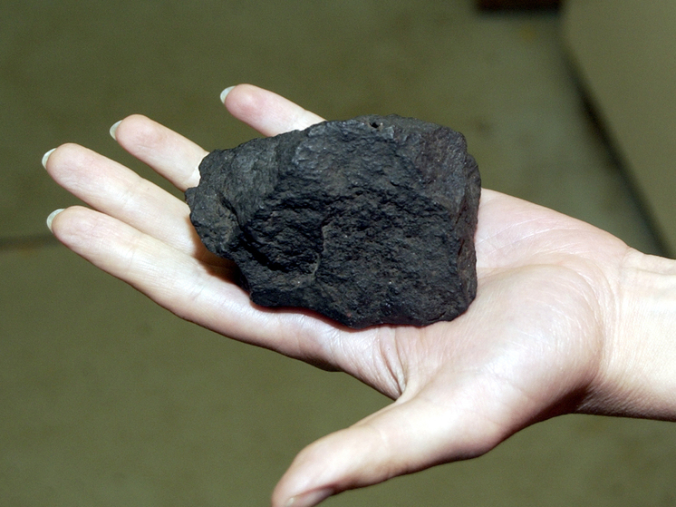 Осколок замеченного над Москвой метеорита выставили на продажу