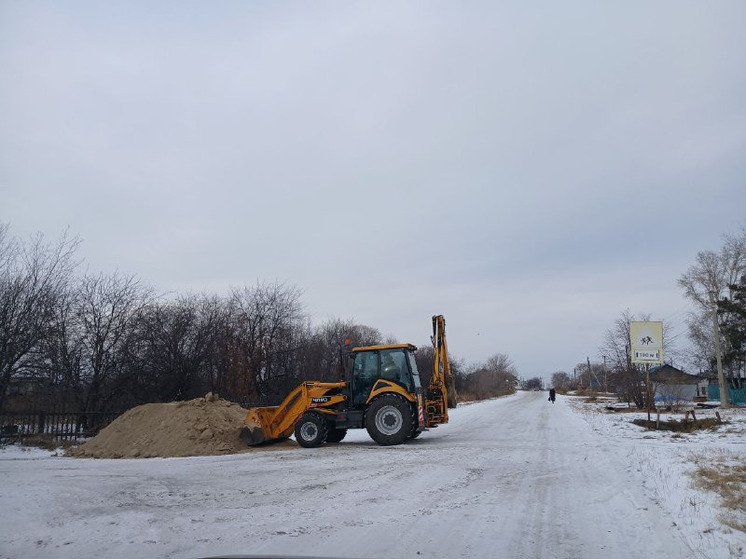 В селах Амурской области коммунальные службы обсыпают перекрестки песком
