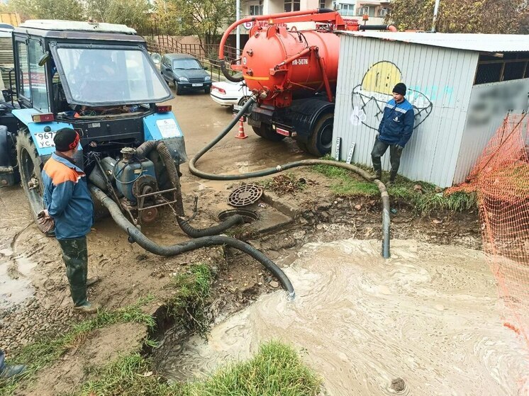 На улице Генерала Шифрина в Краснодаре устраняют порыв водопровода