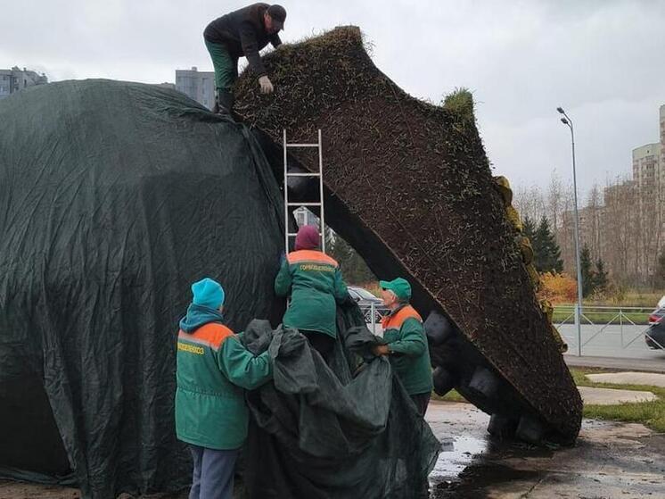 Подготовка объемных цветочных фигур к зиме началась в Казани